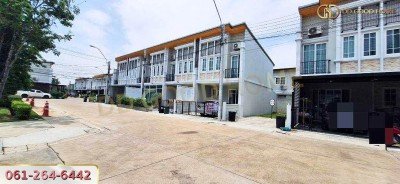 ทาวน์โฮม 2 ชั้น บ้านหลังมุม หมู่บ้านโกลเด้น ทาวน์ รามอินทรา-วงแหวน ใกล้รถไฟฟ้า พร้อมอยู่
