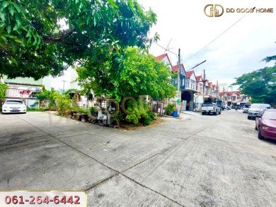 หมู่บ้านลลิษา แพรกษา (Baan Larisa Phraeksa) ทาวน์เฮ้าส์ 2 ชั้น หลังมุม ต.แพรกษา อ.เมืองสมุทรปราการ