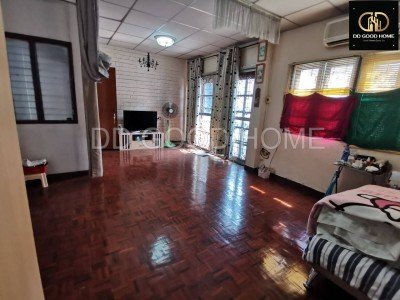 ทาวน์เฮ้าส์พร้อมอยู่!! 3 ชั้น ในซอยสมเด็จพระปิ่นเกล้า 2-4